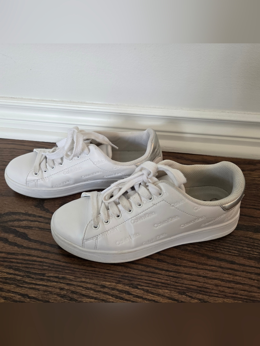 Calvin Klein White Low-Top Lace-Up Sneakers. Size 8 Womens